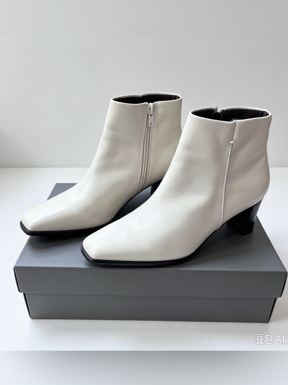 White Leather Square Toe Ankle Bootie Side Zip Womens SZ 6.5 heel 2.5inches